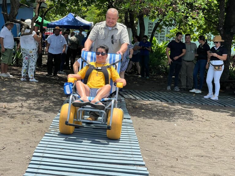 Pro Parques y Gollo hacen accesible playa Ostional para que todos disfruten del desove y nacimiento de tortugas lora