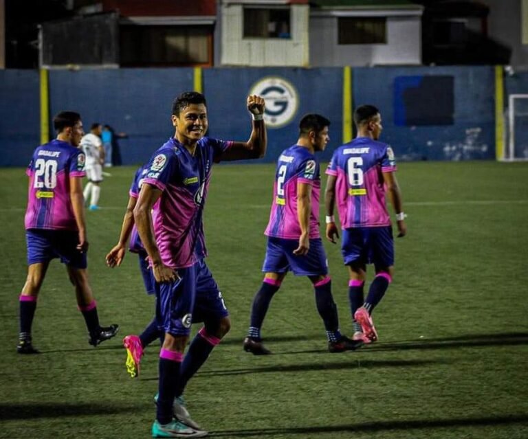 Jugador del Herediano deja ver su frustración tras derrota ante Guadalupe