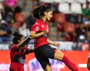 Capitanas de Alajuelense y Saprissa desatan polémica en redes sociales