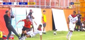 Alexandre Guimaraes frena a Anthony Hernández en pleno juego: del descarte a la jugada insólita