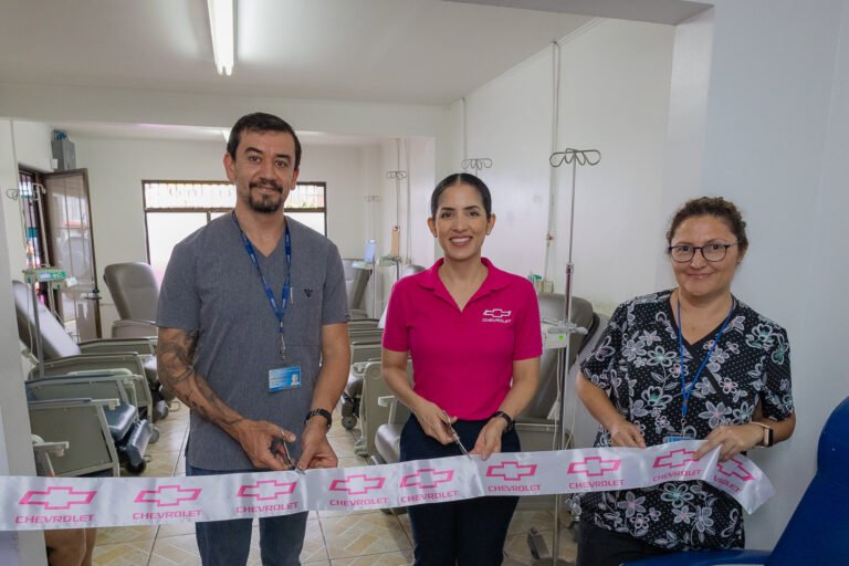 Chevrolet dona sillones clínicos a la unidad de quimioterapia del Hospital Maximiliano Peralta