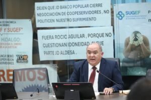 Presidente del Banco Popular se abstiene de declarar y califica la comisión de show político