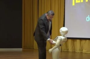 Rodrigo Chaves señala que Costa Rica debe ser líder en el uso de la Inteligencia Artificial