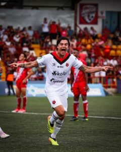 Diego Campos hace lo que quiere en Alajuelense y comandó la remontada ante Santos