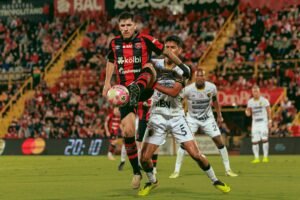 Liberia amarga la noche de Alajuelense con empate lleno de golazos