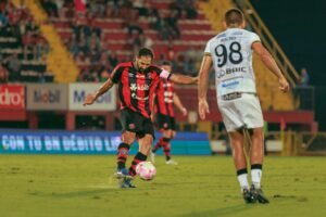 Con sarcástico silencio, Alajuelense dejó clara su molestia con el arbitraje ante Liberia