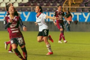 Alajuelense derrota a Saprissa y mantiene su dominio en la clasificación