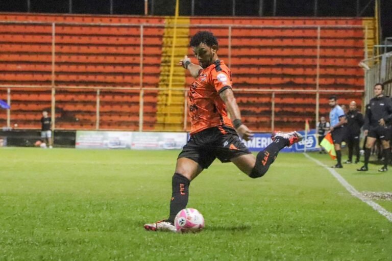 Técnico de Puntarenas explica por qué sacó a Michael Barrantes del equipo