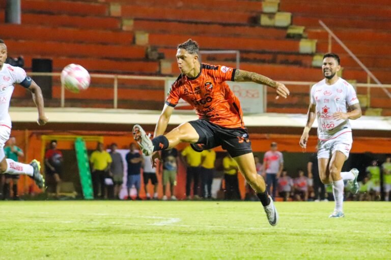 Puntarenas vs. Santos: Luis Fernando Fallas respira con una victoria en una semana turbulenta