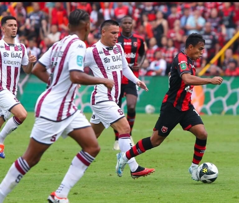 Alajuelense y Saprissa ya juegan el clásico con venenosos dardos