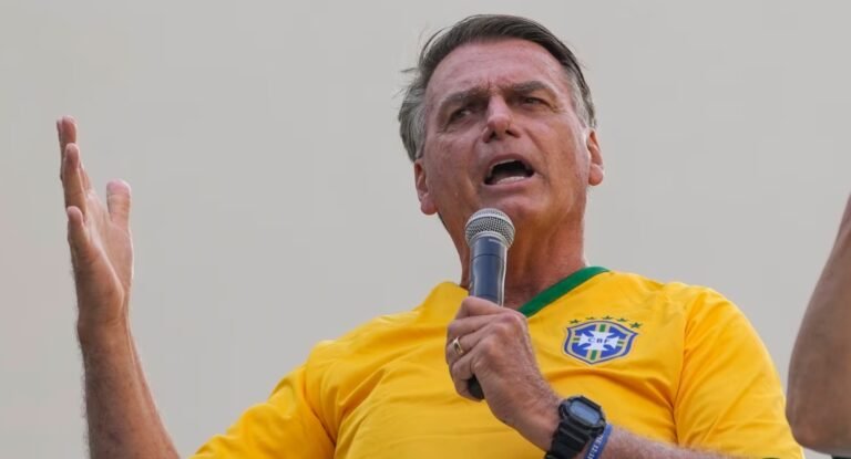 Acusan al expresidente Jair Bolsonaro y asesores por intento de golpe en Brasil en 2022