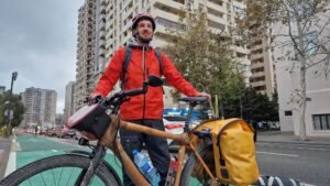 Joven alemán viaja en bicicleta a la cumbre climática en Azerbaiyán