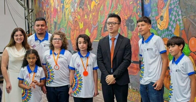 Estudiantes ticos se alistan para representar al país en la Olimpiada Mundial de Robótica