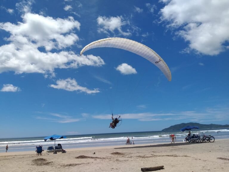 Empiezan a meter en cintura a los bares de Playa Tamarindo que provocan contaminación sónica