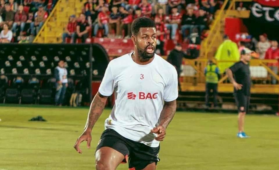 Manjrekar James durante entrenamiento previo a partido con Alajuelense.