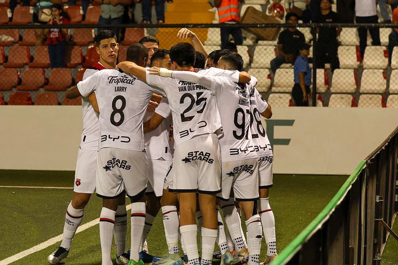 Jugadores de Alajuelense celebran su gol en el partido de ida de la final de la Copa Centroamericana contra Real Estelí