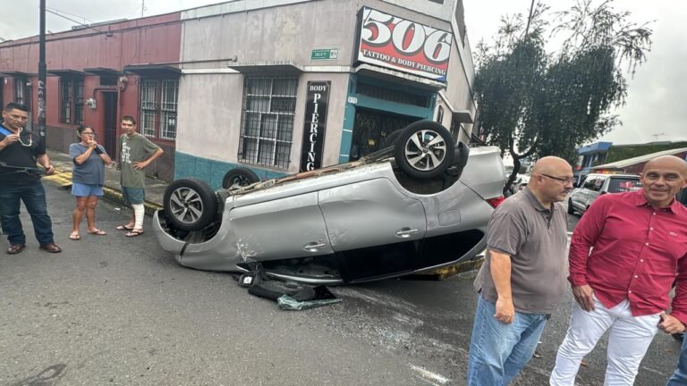 Activistas LGTBI se burlan de accidente sufrido por Fabricio Alvarado y sus hijas