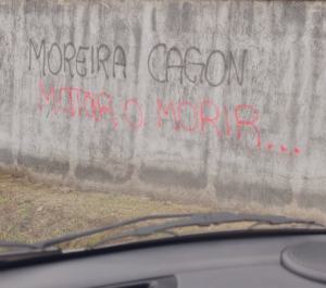 Grafiti con las palabras 'Moreira cagón' y 'Matar o morir' en una pared cerca del Centro de Alto Rendimiento de Alajuelense