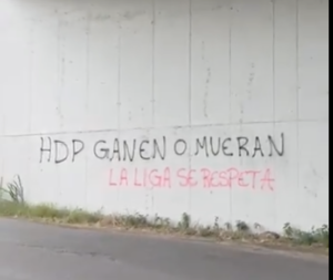 Grafiti con las palabras 'Moreira cagón' y 'Matar o morir' en una pared cerca del Centro de Alto Rendimiento de Alajuelense