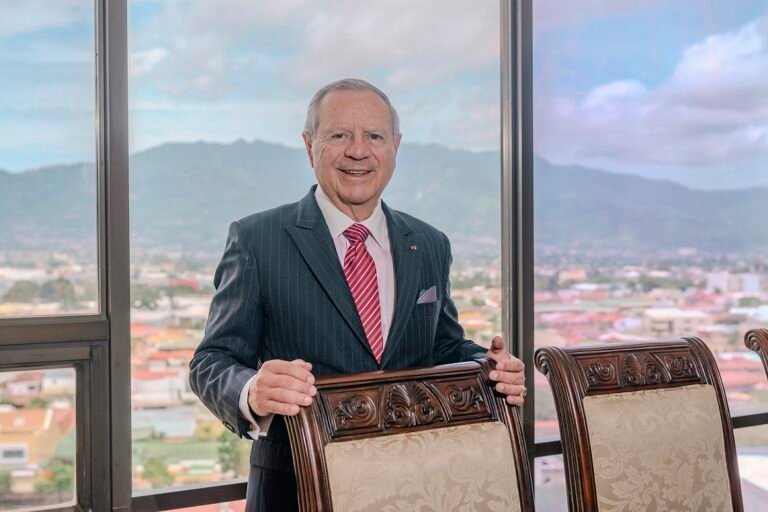 Enrique Castillo oficializa su inscripción y se convierte en el primer precandidato presidencial del PLN