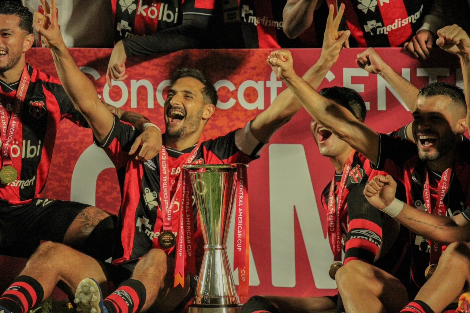 Celso Borges celebra el título de Copa Centroamericana.