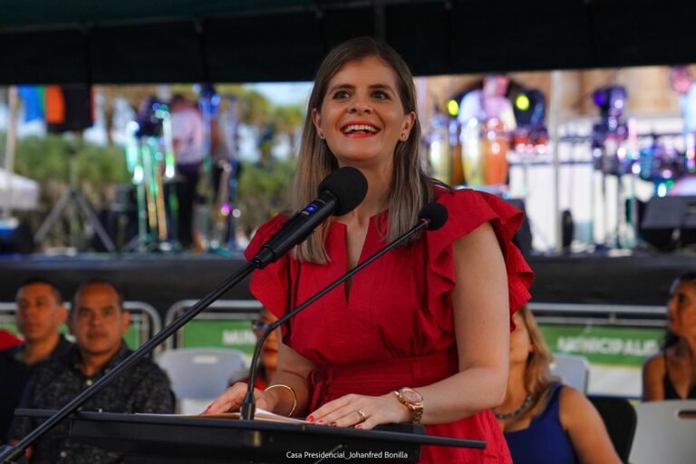 Laura Fernández recibe distinción “Ciudadana Honorífica e hija ilustre” del cantón de Esparza