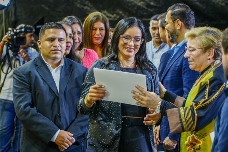 Miles de personas se gradúan de Bachillerato en la ceremonia más multitudinaria de la historia de Costa Rica