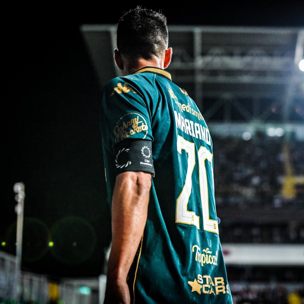 Mariano Torres, capitán del Deportivo Saprissa, de espaldas durante un partido en el Estadio Ricardo Saprissa.