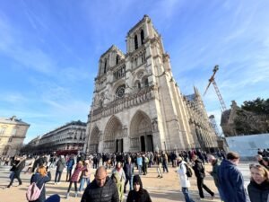 Miles llenan la catedral de Notre Dame de París en sus primeros días de reapertura