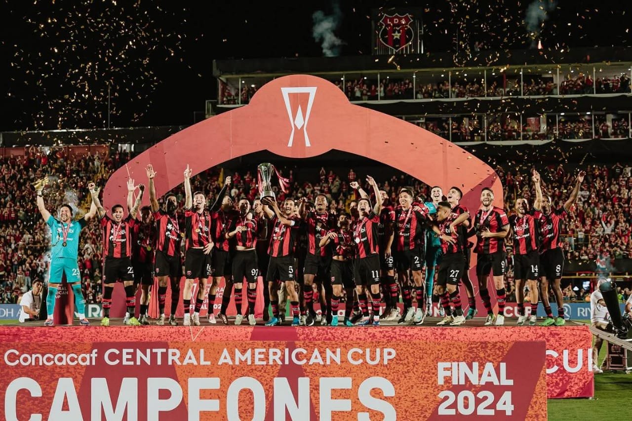 Jugadores de Alajuelense celebran el bicampeonato de la Copa Centroamericana 2024 levantando el trofeo en el Estadio Alejandro Morera Soto