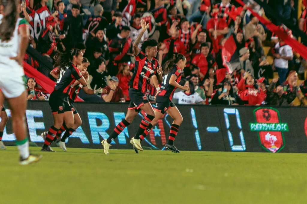 Jugadoras de Liga Deportiva Alajuelense celebrando un gol en el Estadio Alejandro Morera Soto durante la final del Torneo de Clausura 2024 del fútbol femenino.