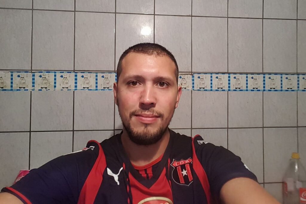 Aficionado de Alajuelense, Steven Godoy Porras, posa con la camiseta rojinegra antes de asistir a la Gran Final entre Alajuelense y Herediano.