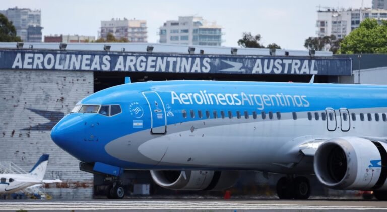 Aerolínea estatal de Argentina recorta personal, rutas y refrigerios ante posible venta