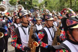 Banda Comunal La Fortuna desfiló por las calles de Londres representando a Costa Rica