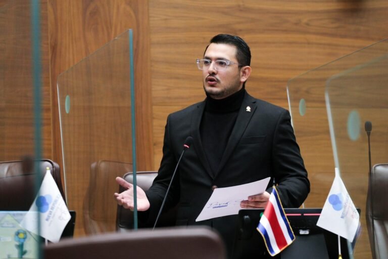 David Segura señala que el pueblo católico “aborrece” a Laura Fernández y a Pueblo Soberano