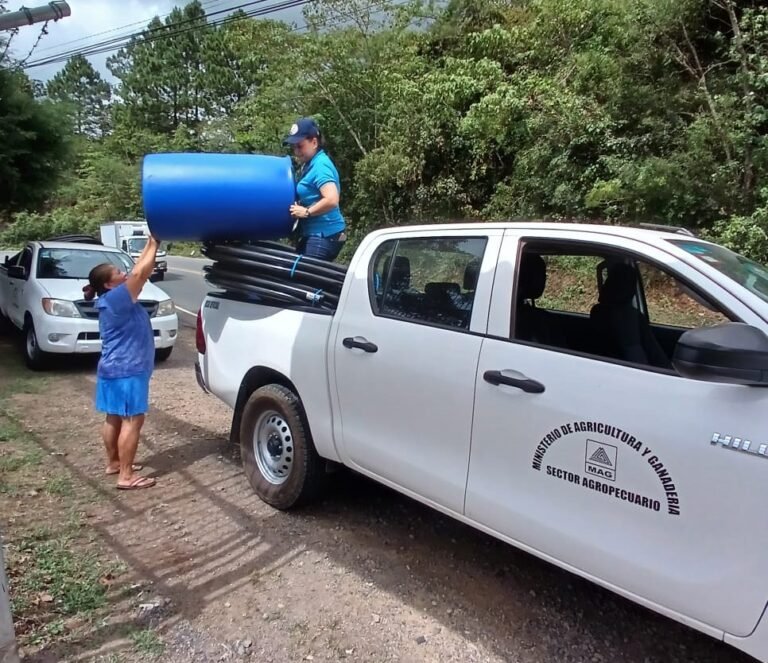 MAG entrega insumos destinados a impulsar el cambio tecnológico en fincas ganaderas del país