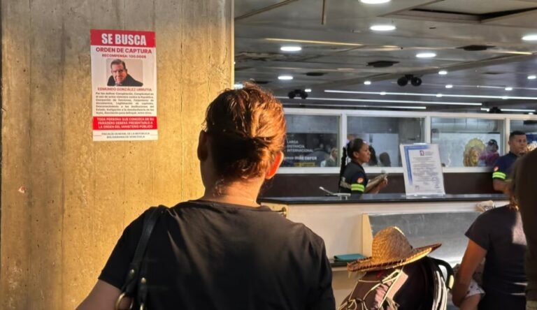 Carteles de “Se busca” con imagen del opositor Edmundo González aparecen en aeropuerto de Venezuela