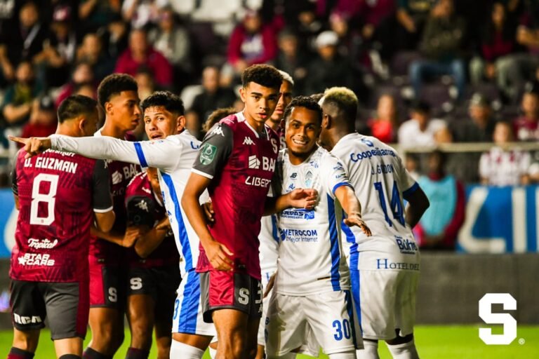 Suspendidos y lesionados abrieron paso a los jóvenes que evitaron otra jaqueca en Saprissa