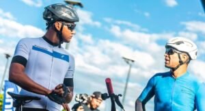 Keylor Navas y Álvaro Saborío participan juntos en una carrera de ciclismo de montaña en Orotina, Alajuela, mostrando su pasión por el deporte y su amistad fuera del fútbol.