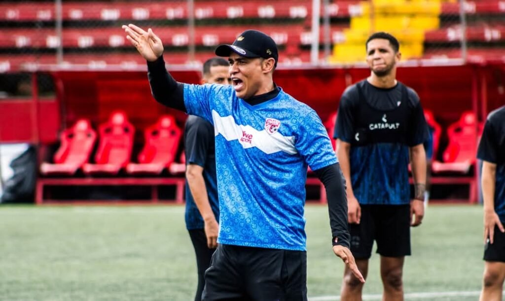 Wálter Centeno, técnico del Santos de Guápiles, durante una sesión de entrenamiento en el estadio del equipo. Foto cortesía del Santos FC.