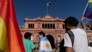 Miles se manifiestan en Argentina contra polémicos dichos del presidente Milei sobre LGBTQ+ y feminismo