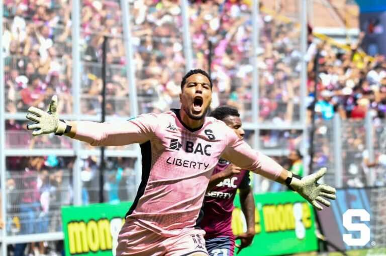 ¿Y la euforia? Afición de Alajuelense le recuerda a Esteban Alvarado su celebración en el clásico tras empate ante Puntarenas