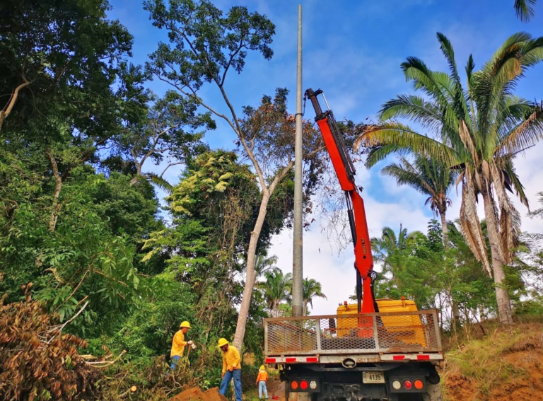 ICE e INDER llevan electricidad por primera vez a comunidades de la Zona Sur