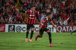 Alajuelense respira hondo por la lesión de Joshua Navarro en clásico