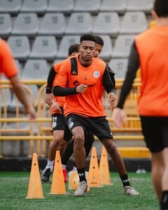 Alajuelense explota contra Yostin Salinas por fuerte golpe sobre Creichel Pérez