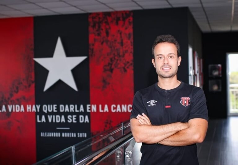 Javier Santamaría responde a la afición de Alajuelense