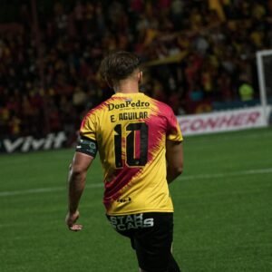 Elías Aguilar deslumbra con un golazo y mantiene a Herediano en la cima