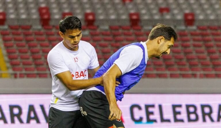 Celso Borges arremete contra la cancha del Santos