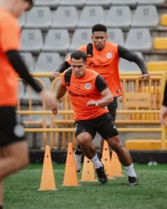 ¿Cuántos jugadores de Alajuelense terminaron hospitalizados por Yostin Salinas?