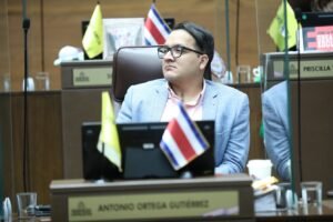 Antonio Ortega critica amenazas de Rodrigo Chaves contra Uccaep